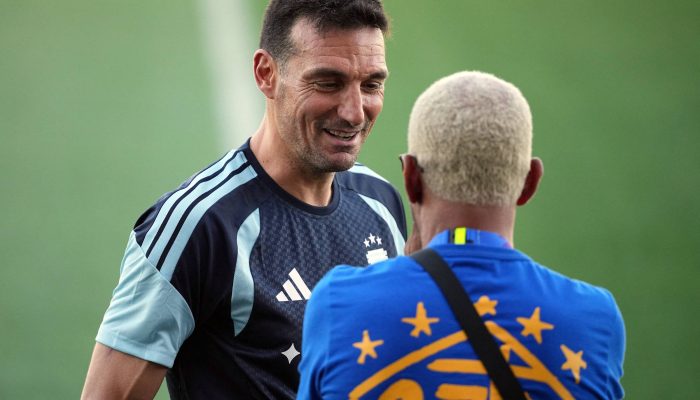 Scaloni e Djalminha durante conversa em treinamento da Argentina em Kansas City
             -       
        Denny Medley - 11.jun.26/Imagn Images via Reuters Connect