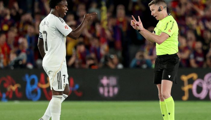 Árbitro Alejandro Hernandez fala com Vini Jr. em partida entre Barcelona e Real Madrid
             -       
        Lluis Gene - 10.mai.26/AFP