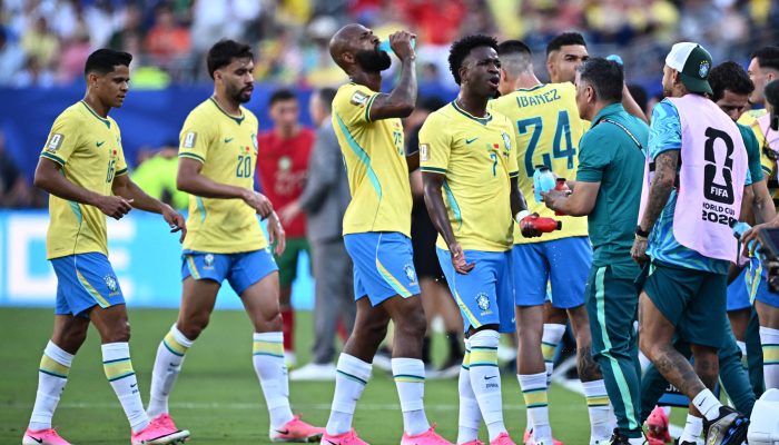 Pausa para hidratação no jogo entre Brasil e Marrocos, em East Rutherford, na primeira rodada da Copa do Mundo
             -       
        Dylan Martinez - 13.jun.26/Reuters