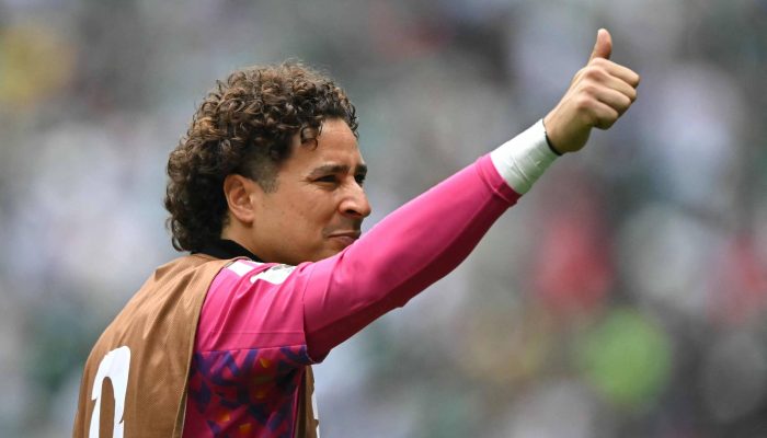 Goleiro mexicano Guillermo Ochoa acena durante jogo entre México e África do Sul
             -       
        Carl de Souza - 11.jun.26/AFP