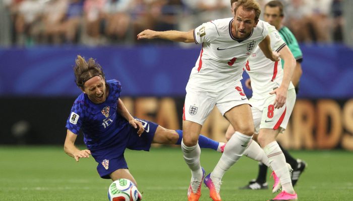 Harry Kane ganha disputa de bola com Luka Modric na estreia de Inglaterra e Croácia na Copa, em Dallas
             -       
        Richard Pelham/Getty Images via AFP