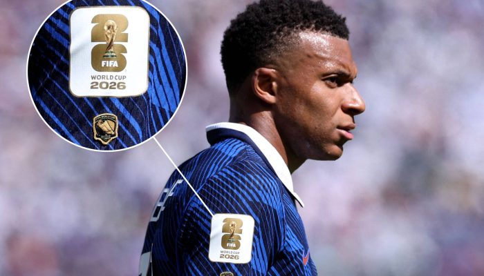 Mbappé exibe estampa na manga com o prêmio de Chuteira de Ouro; ele foi o artilheiro da Copa de 2022 e usa o patch da Fifa
             -       
        Kevin C. Cox/Getty Images via AFP