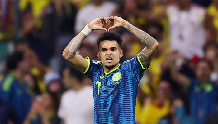 Luis Díaz comemora o seu gol, o 2º da Colômbia na vitória sobre o Uzbequistão, no último jogo da 1ª rodada da Copa do Mundo
             -       
        Eloisa Sanchez/Reuters