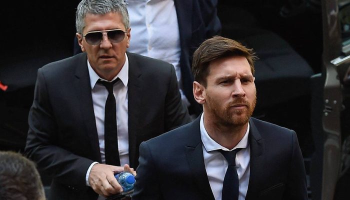 ​​Lionel Messi e seu pai, Jorge, chegam a um tribunal em Barcelona, ​​onde responderam por um caso de fraude fiscal
             -       
        Josep Lago - 2.jun.2016/AFP