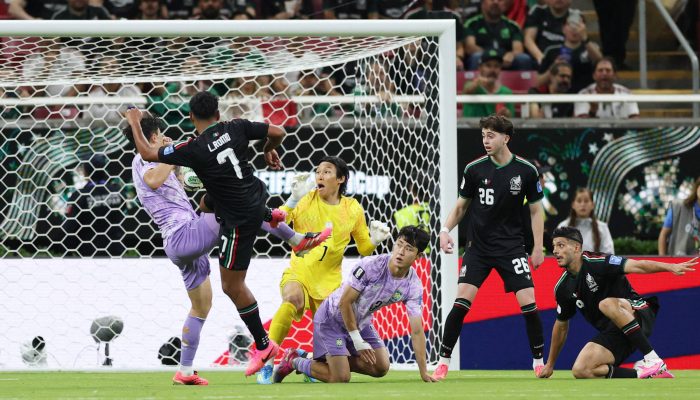 Romo (7) chuta para fazer o gol mexicano após a falha do goleiro sul-coreano Kim Seung-Gyu, que caiu sobre o zagueiro Lee Gi-Hyuk e soltou a bola
             -       
        Paul Childs/Reuters