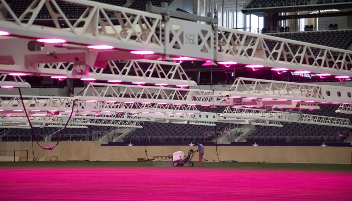 Funciuonário trata da grama do AT&T Stadium, em Dallas, no Texas; cuidados incluem com iluminação LED 
             -       
        Dallas Host Committee/NYT