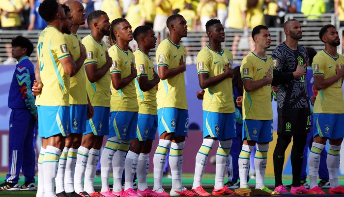 Jogadores do Brasil durante a execução de trecho do hino nacional antes da partida contra o Marrocos
             -       
        Vincent Carchietta/IMAGN IMAGES via Reuters