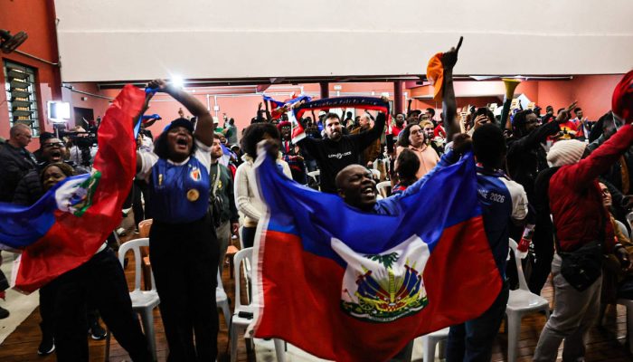 Haitianos assistem a jogo entre Brasil e Haiti pela Copa do Mundo na Paróquia Nossa Senhora da Paz, região central de São Paulo  -              
                              
                  Rafaela Araújo /                
              
                              Folhapress