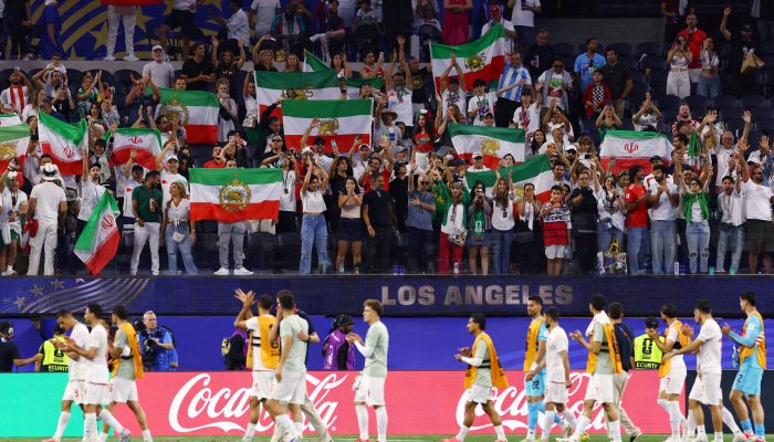 Bandeiras do Irã pré-revolução são exibidas no estádio SoFi em Los Angeles
             -       
        Matthew Childs/Reuters