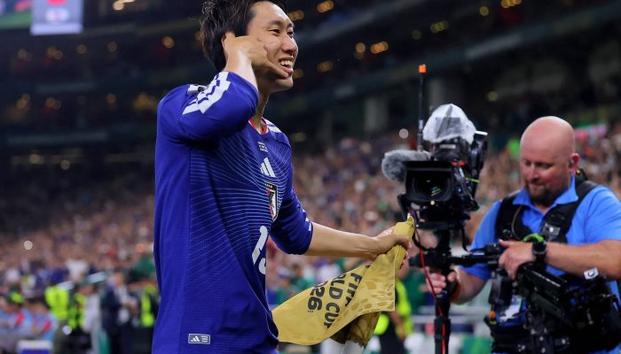 Kamada comemora o seu gol, o primeiro do Japão logo aos 3min de jogo, fingindo um telefonema e segurando a bandeira de escanteio
             -       
        Eloisa Sanchez/Reuters